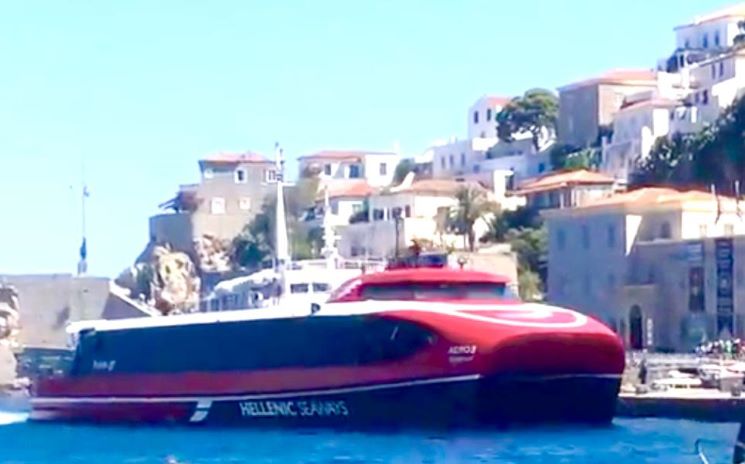 Le Catamaran Aero dans le port d'Hydra