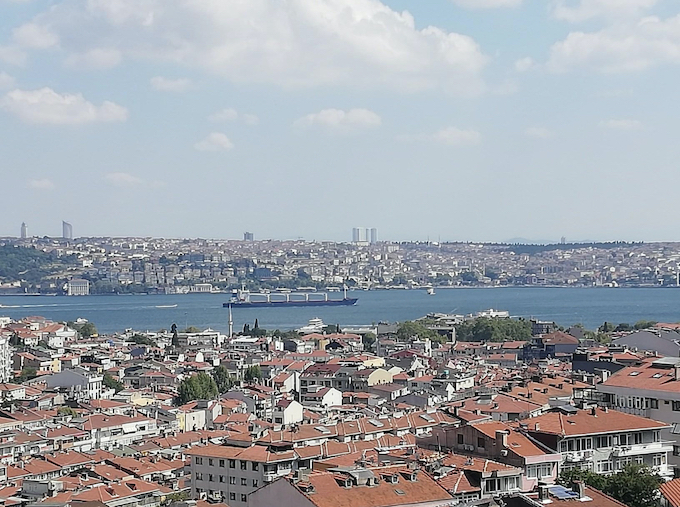 Le Razoni traverse le détroit du Bosphore à Istanbul