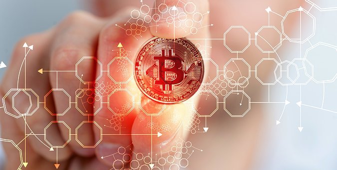 Main qui tient un bitcoin