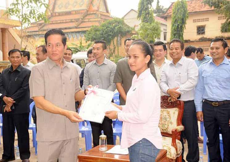 Le gouverneur municipal de Phnom Penh, Khuong Sreng  remet un certificat de titre foncier à une résidente dans le quartier Stung Meanchey arrondissement Meanchey2