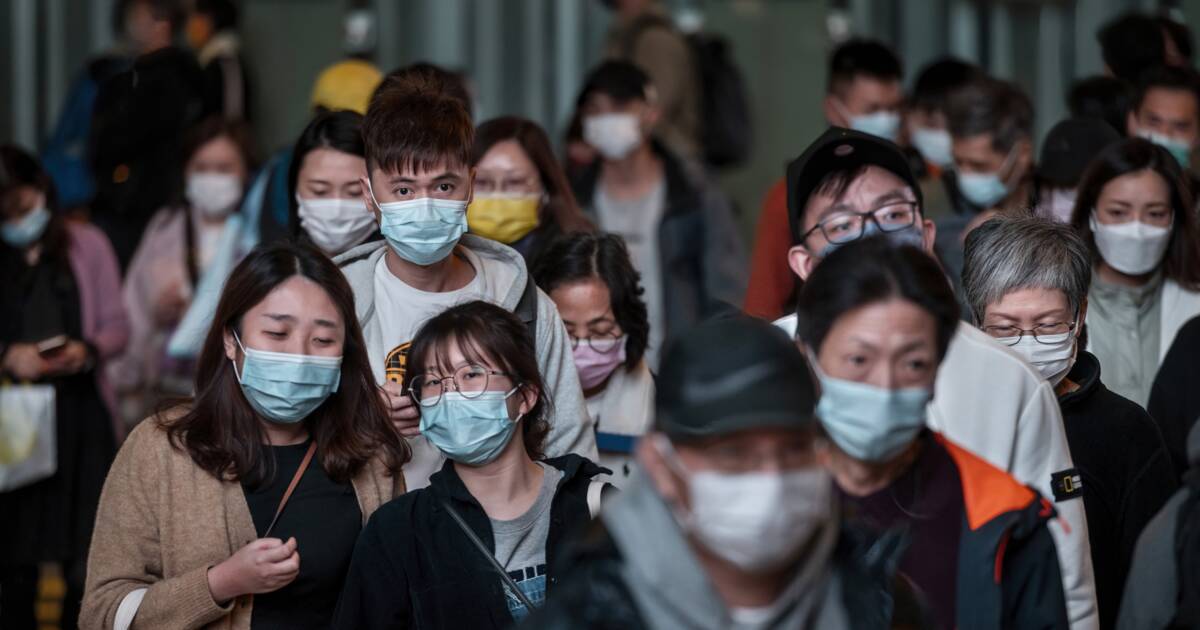 une foule en chine porte des masques contre le covid