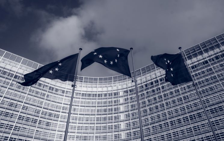 Trois drapeaux de l'Union européenne devant la commission européenne 