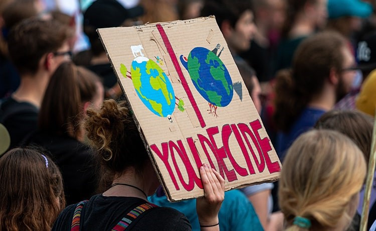 des jeunes manifestent pour la planète à Milan