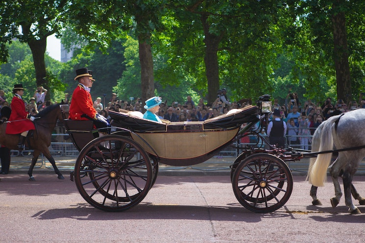 reaction expatriés elizabeth II