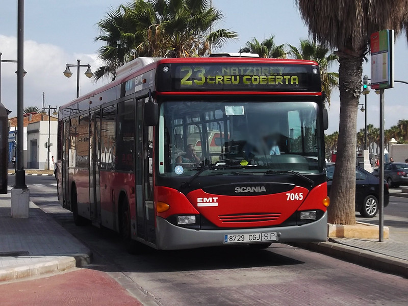 un bus rouge en train de rouler à valencia