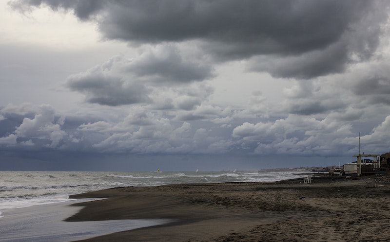 une plage avec des nuages dans la Communauté valencienne