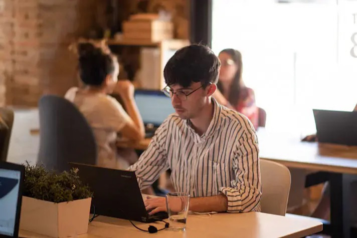 Jeune dans un espace de coworking à Malaga