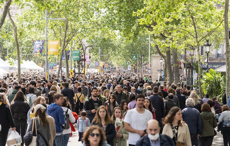 la foule dans une rue de barcelone