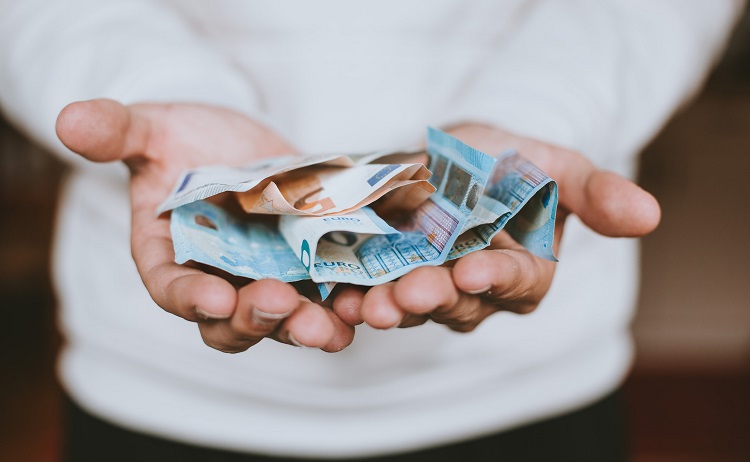 billets de banque dans les mains