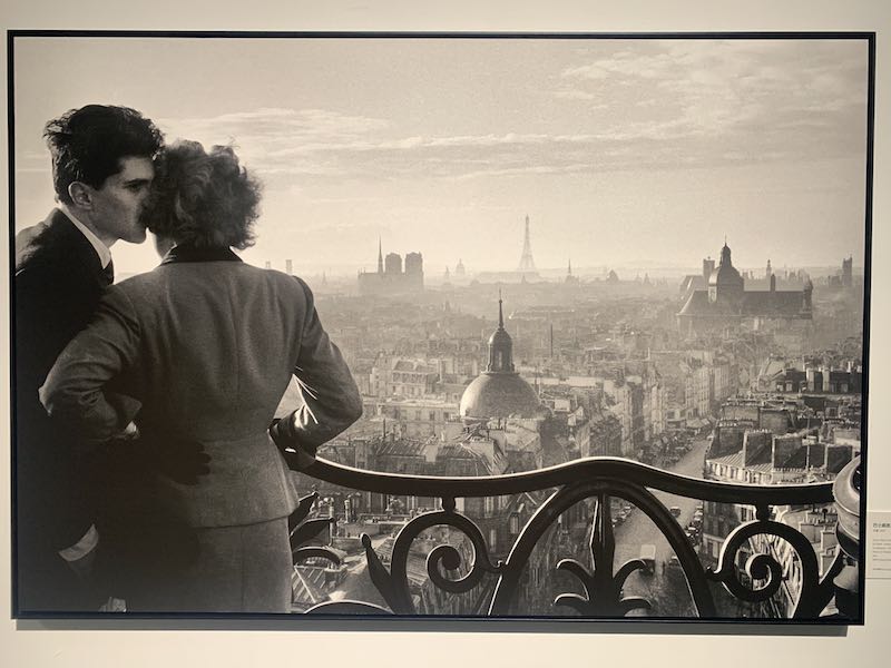 Photographie de Willy Ronis, un couple face a une vue de Paris