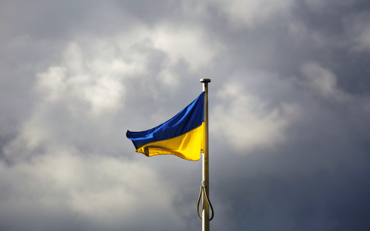 Le drapeau ukrainien devant un ciel gris pendant la guerre avec la Russie