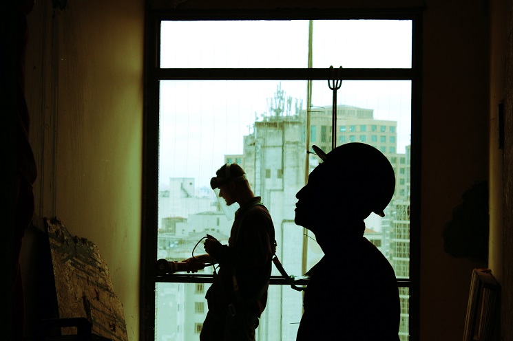 deux ouvriers réalisent des travaux de restauration, dans un apartement à Madrid, en Espagne