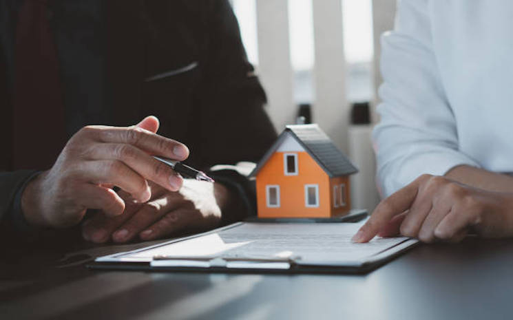 2 personnes entrain de lire un contrat sur l'état de l'immobilier en france