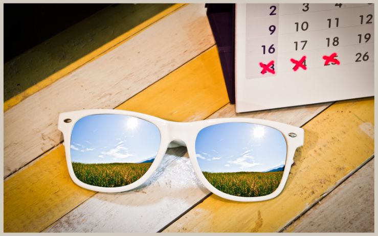 calendrier et lunettes de soleil