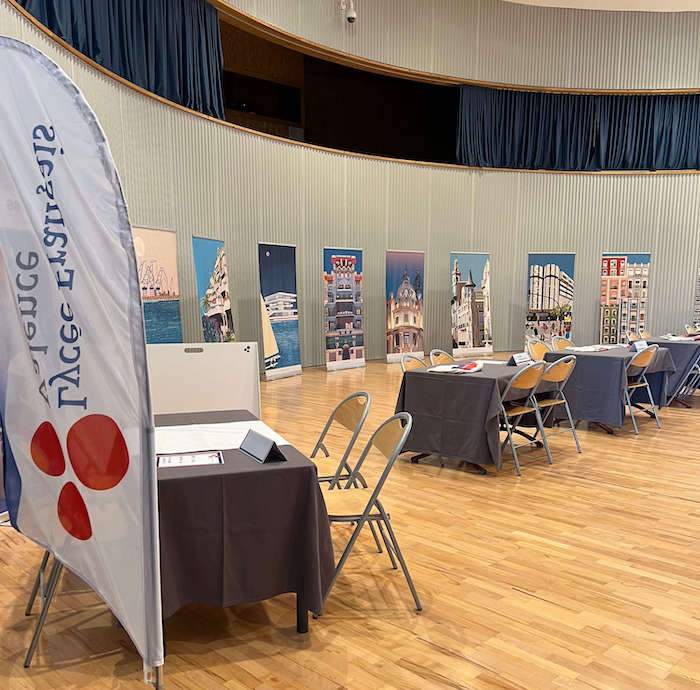 des stands avec des kakemonos lors de la journée portes ouvertes du lycée français de Valence