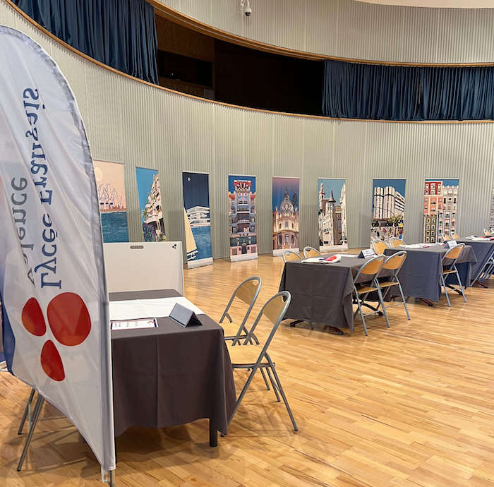 des stands avec des kakemonos lors de la journée portes ouvertes du lycée français de Valence