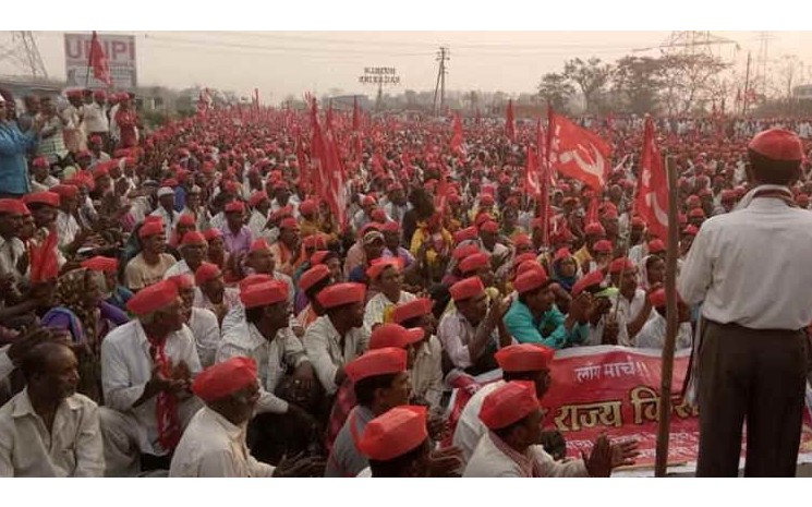 Les fonctionnaires IPS et IAS du Maharashtra aident les agriculteurs