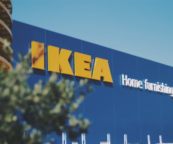 Les salaires proposés par le géant IKEA suscitent la déception en Roumanie