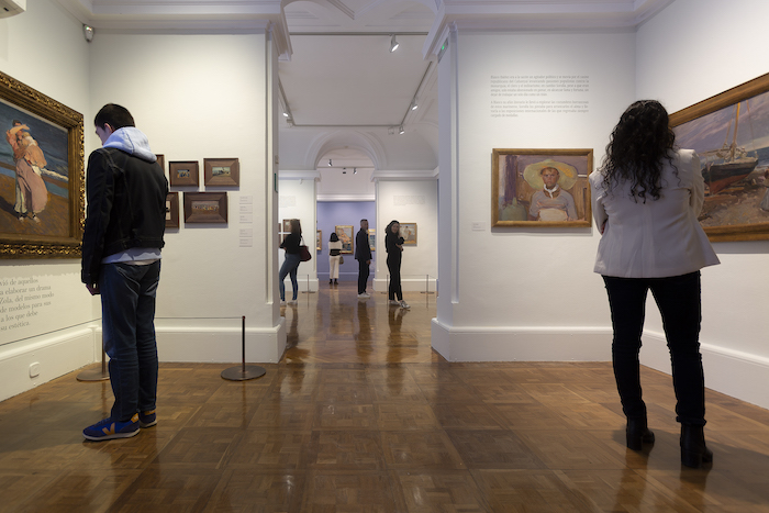 Exposicion Temporaire Sorolla avec visiteurs