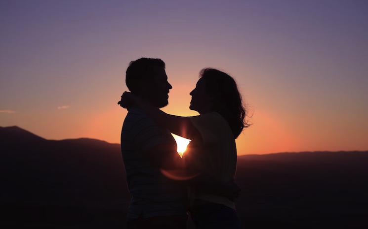 deux amoureux au coucher de soleil