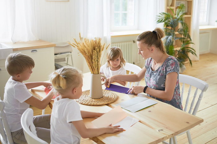 Une mère avec ses enfants