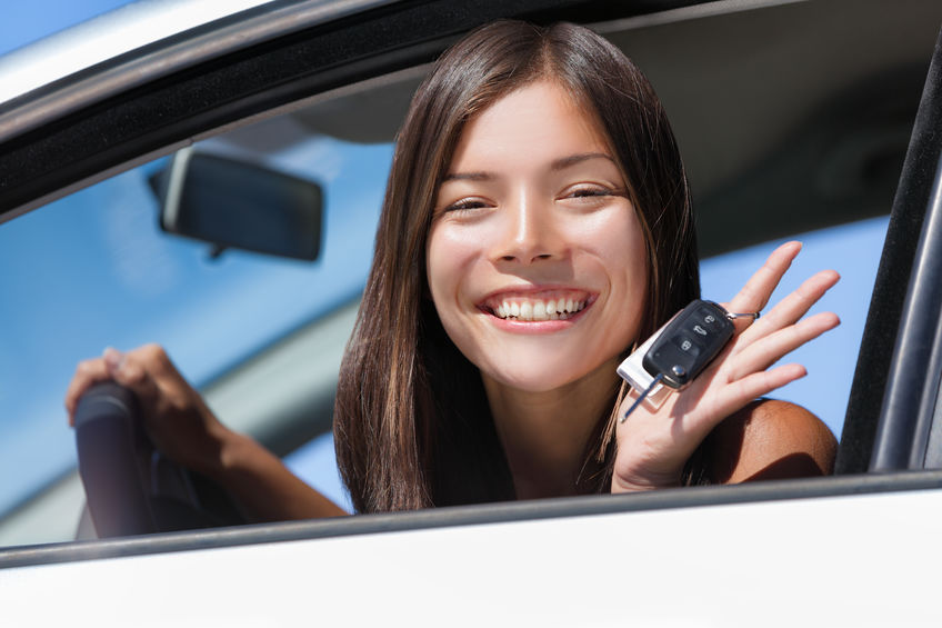 une jeune femme avec des cles en main dans une voiture_0