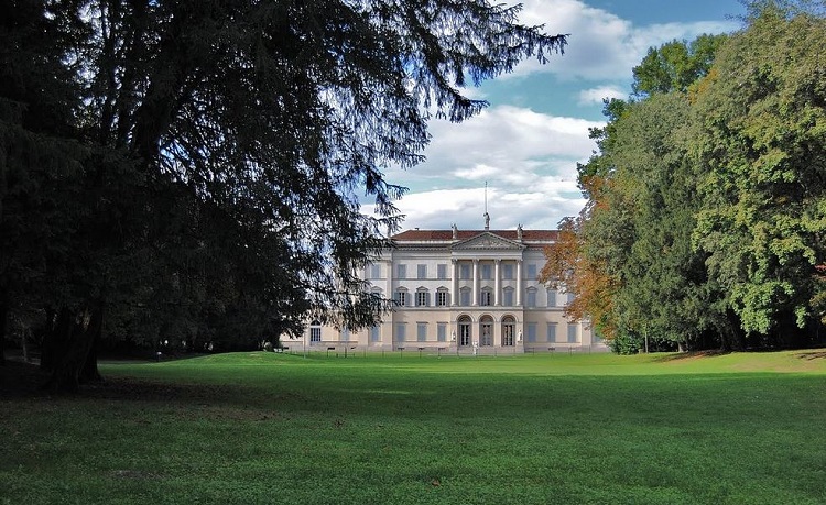 villa au fond d'un parc