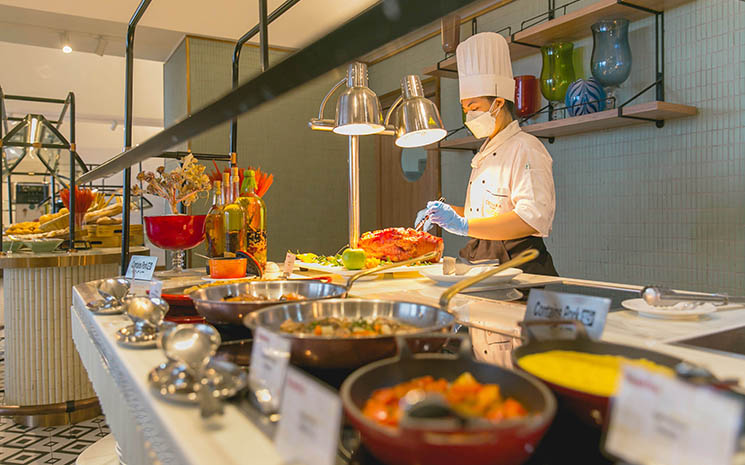 Vue du buffet du restaurant Ventisi a Bangkok