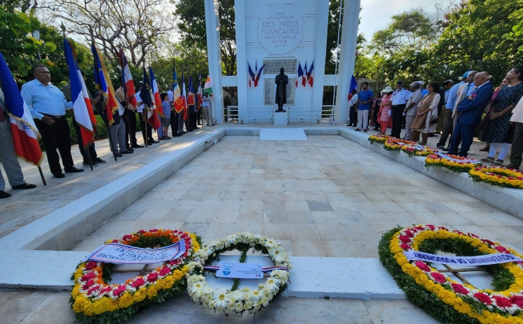 Gerbes devant le monument aux morts à Pondichéry