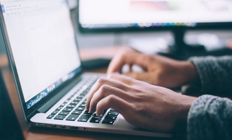 des mains écrivent sur le clavier d'un ordinateur portable-glenn-carstens-peters--unsplash