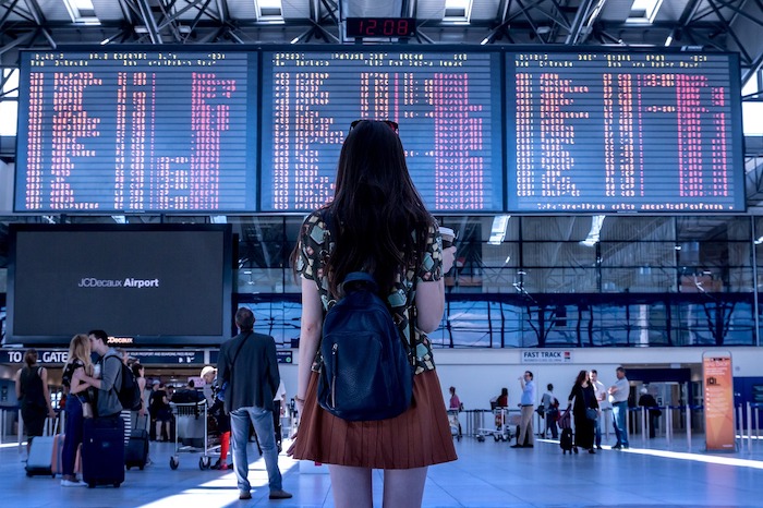 une voyageuse regarde les voyages annulés à l'aeroport