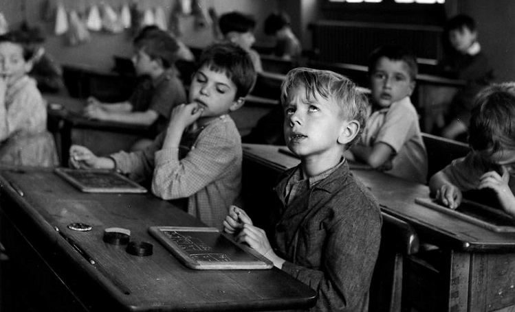 photo en noir et blanc d'écoliers de robert doisneau