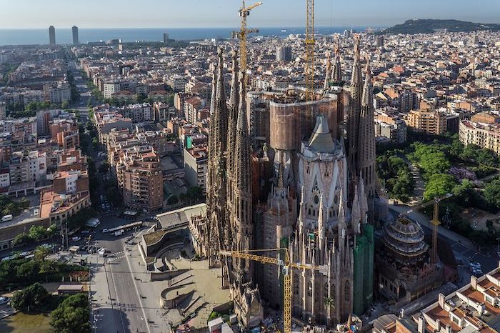 la sagrada familia et vue sur la mer