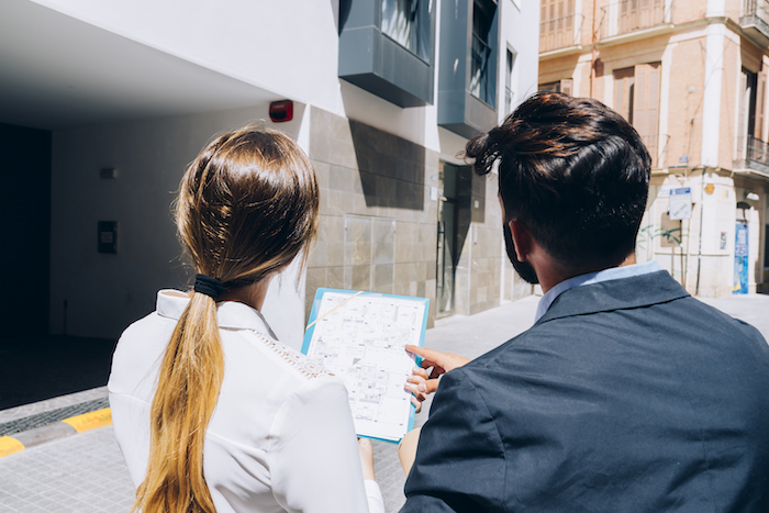 des inspecteurs visitent un immeuble