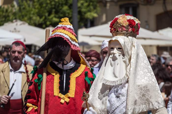 Deux personnes déguisées pour le Corpus Christi à Valencia