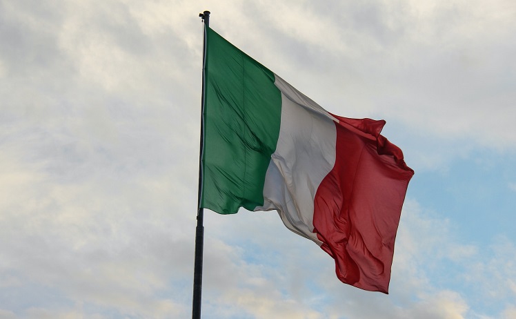 drapeau italien flotte dans le ciel - aitac-unsplash