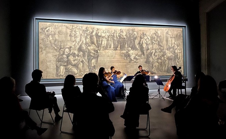 concert musique dans salle de musée