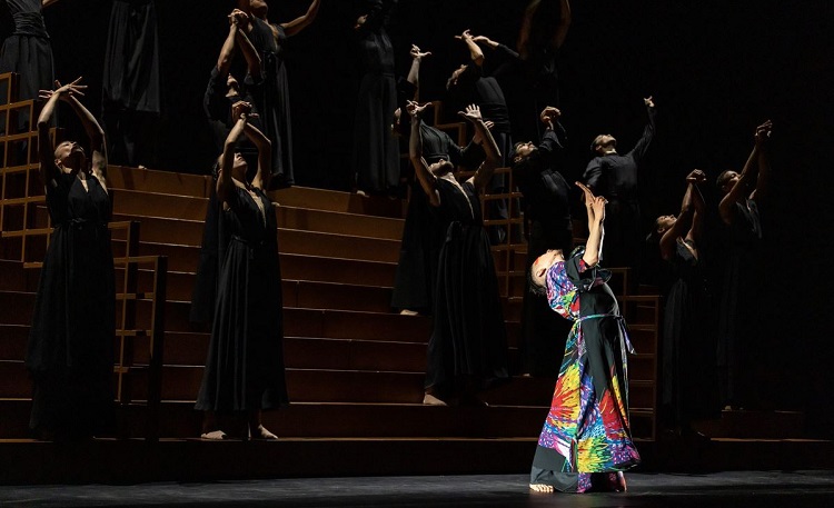 danseurs contemporains dans spectacle sur scène