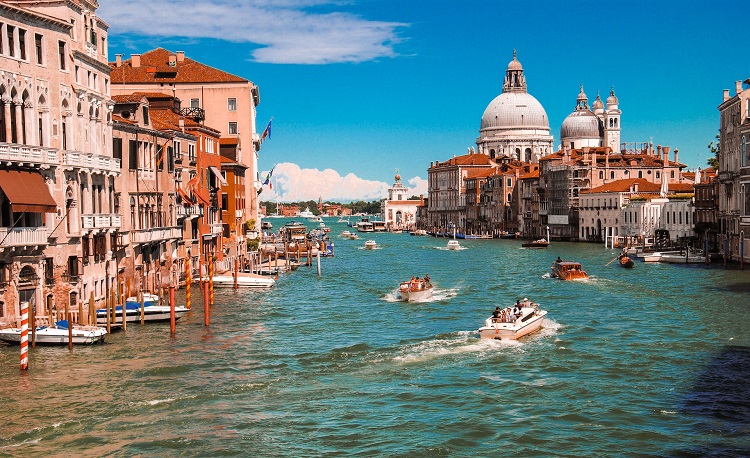 des bateaux sur le canal de Venise - dan-novac-unsplash