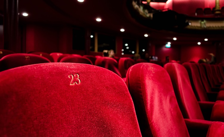 siège roge salle de cinéma
