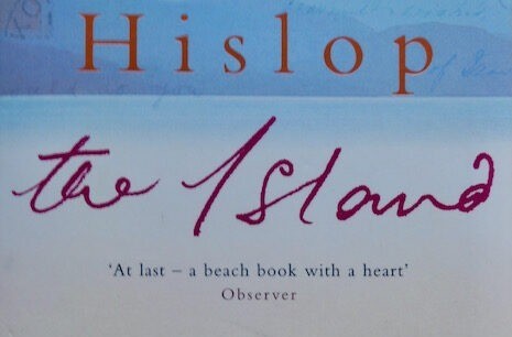 Le livre " The island"de Victoria Hislop