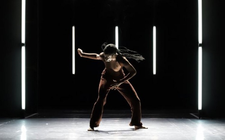 danseuse contemporaine sur scène