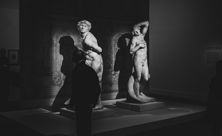 un homme regarde deux sculptures_0