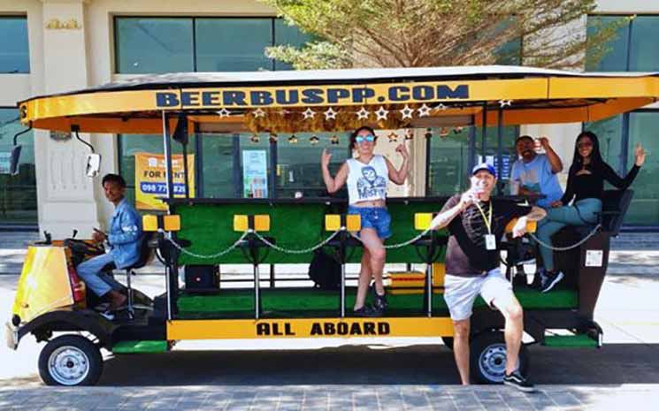 Le "bus à bière" a suscité la controverse et des opinions divergentes de la part du public. Photo de l'événement : Facebook