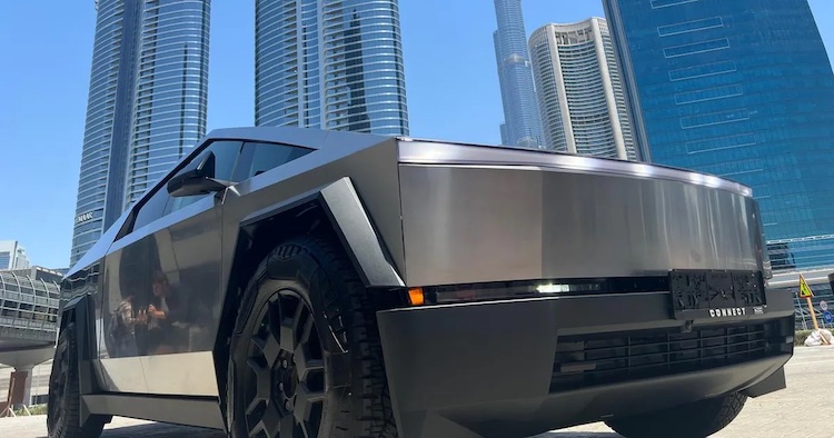 Dubai Ride Cybertuck La rare Tesla Cybertruck arrive à Dubaï à la location