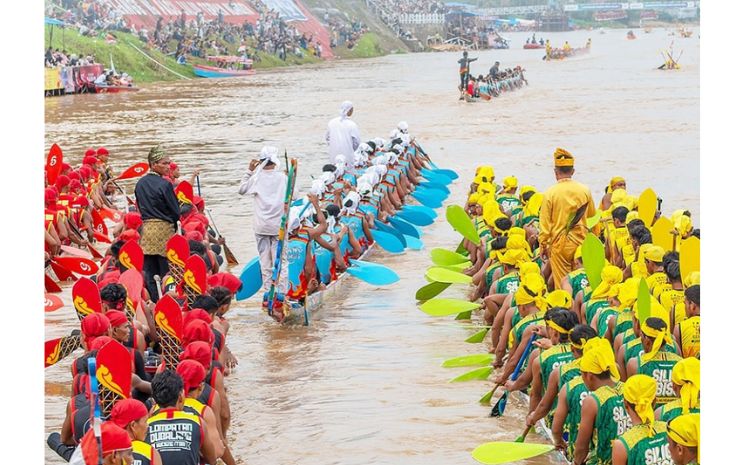 Le Pacu Jalur : une course de bateaux qui fait revivre les traditions ...