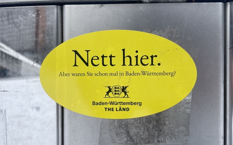 nett-hier-l-histoire-d-un-sticker-allemand-devenu-ph-nom-ne-mondial