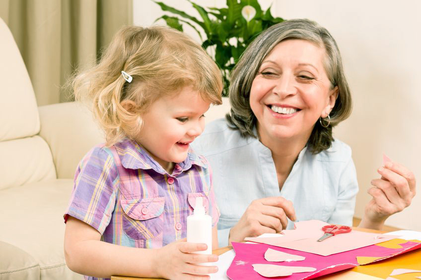 ENFANTS Faire garder ses enfants par une mamie à domicile, un nouveau
