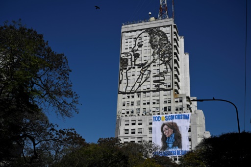 une grande affiche de soutien à la présidente en Argentine