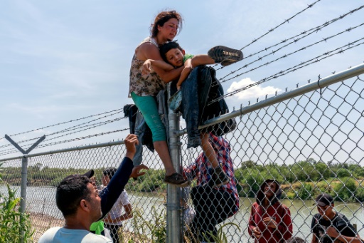 A pesar de boyas y alambres de púas, siguen llegando migrantes a Texas